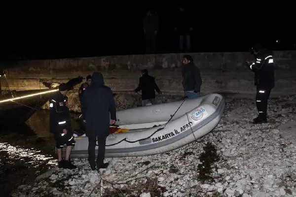 Sapanca Gölü'nde mahsur kalan 5 genç, AFAD ekiplerince kurtarıldı Sapanca Gölü'nde mahsur kalan 5 genç, AFAD ekiplerince kurtarıldı