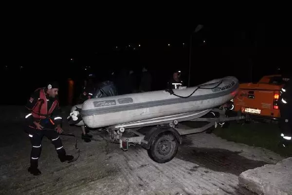 Sapanca Gölü'nde mahsur kalan 5 genç, AFAD ekiplerince kurtarıldı Sapanca Gölü'nde mahsur kalan 5 genç, AFAD ekiplerince kurtarıldı