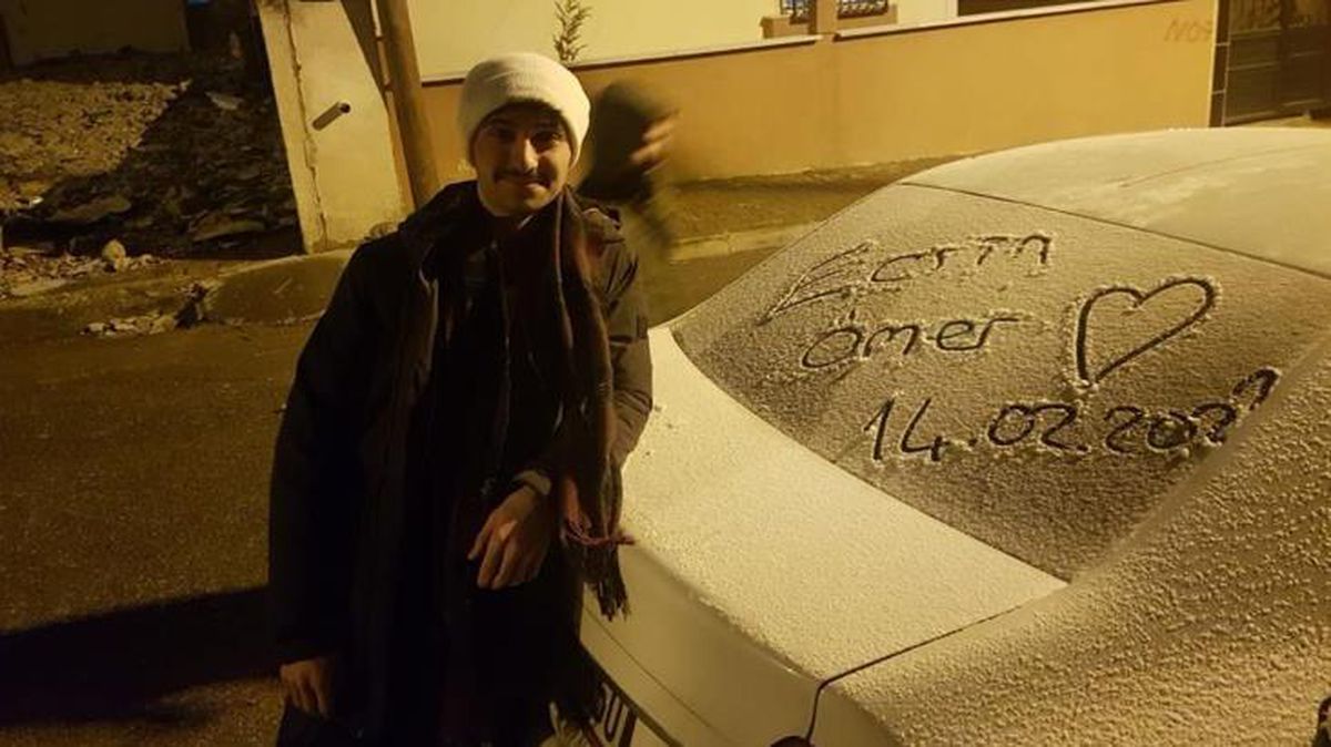 14 Şubat Sevgililer Günü'nü kar yağışıyla kutladılar