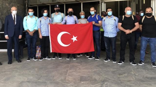 Aileler ve Bakan Çavuşoğlu havalimanında karşıladı! Kaçırılan 15 Türk gemici İstanbul'da
