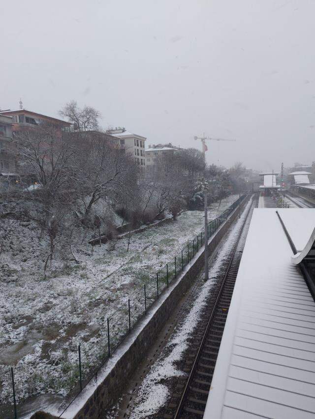 Art arda uyarıların yapıldığı İstanbul beyaza büründü! Meteoroloji'den turuncu kodlu uyarı