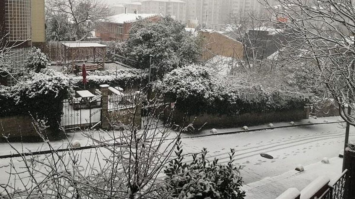 Meteoroloji'nin günlerdir uyardığı İstanbul'da vatandaşlar masal gibi bir sabaha uyandı
