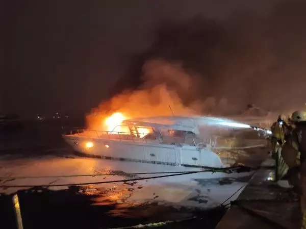 Bebek Sahili'nde demirli 2 tekne alev alev yanıyor(1) Bebek Sahili'nde demirli 2 tekne alev alev yanıyor(1)