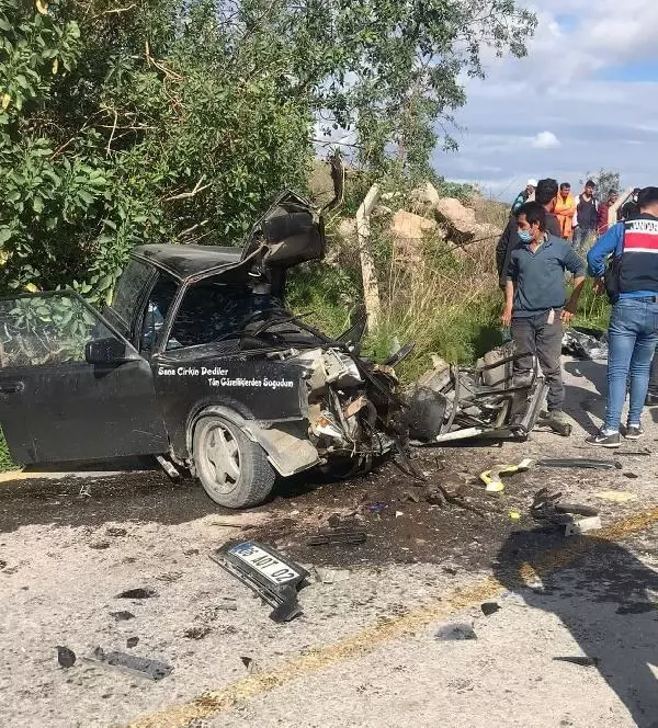 Bodrum'da hafriyat kamyonu otomobille çarpıştı: 1'i ağır 2 yaralı