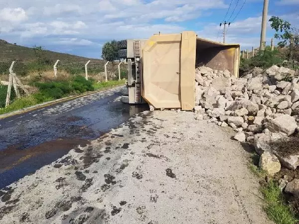 Bodrum'da hafriyat kamyonu otomobille çarpıştı: 1'i ağır 2 yaralı