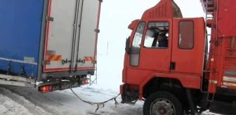 Çatalca'da kar ve tipinin etkisiyle yolcu otobüsü yoldan çıktı