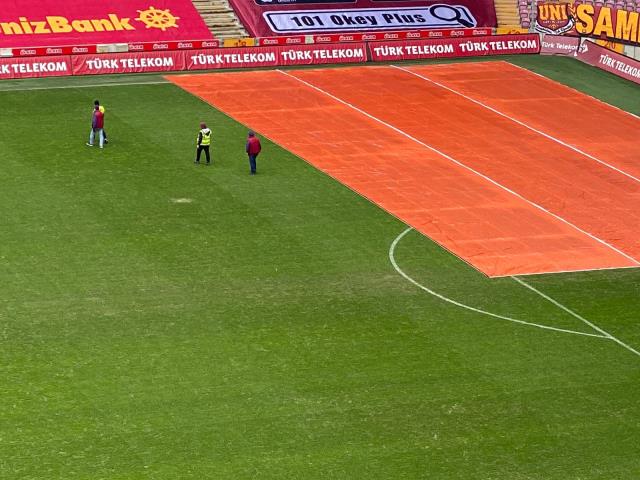 Shortly before the G.Saray-Kasımpaşa match, the ground of Türk Telekom Stadium was deteriorated.