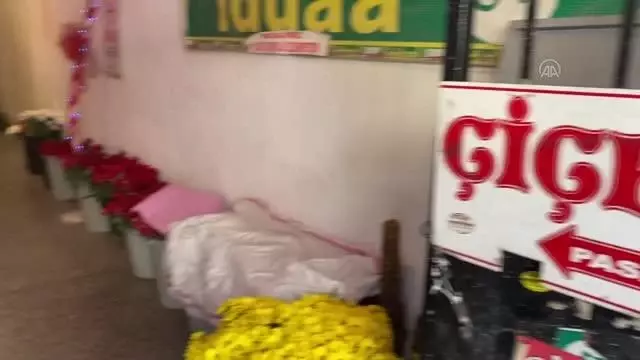 İç Anadolu'da çiçekçiler '14 Şubat Sevgililer Günü'nde yoğun mesai harcıyor İç Anadolu'da çiçekçiler '14 Şubat Sevgililer Günü'nde yoğun mesai harcıyor