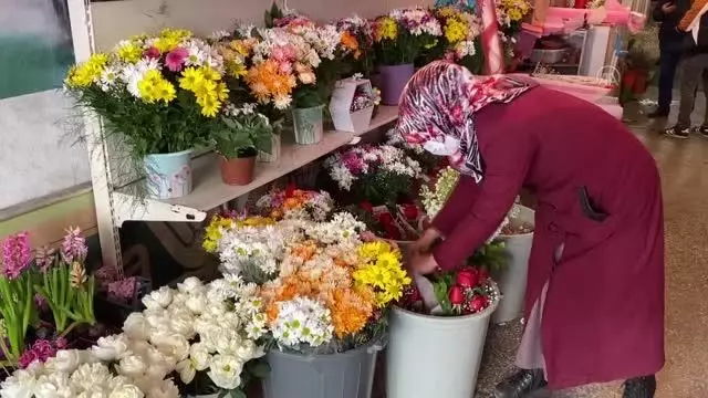 İç Anadolu'da çiçekçiler '14 Şubat Sevgililer Günü'nde yoğun mesai harcıyor İç Anadolu'da çiçekçiler '14 Şubat Sevgililer Günü'nde yoğun mesai harcıyor