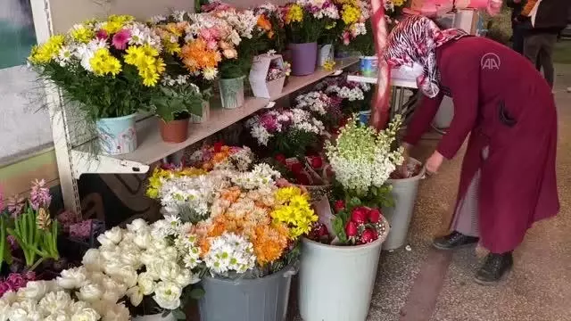 İç Anadolu'da çiçekçiler '14 Şubat Sevgililer Günü'nde yoğun mesai harcıyor İç Anadolu'da çiçekçiler '14 Şubat Sevgililer Günü'nde yoğun mesai harcıyor