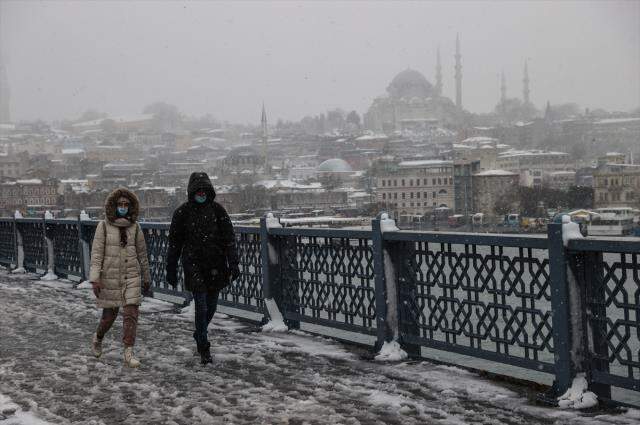 İstanbul'da kar yağışı etkisini sürdürüyor! Bazı bölgelerde kar kalınlığı 10 santimetreyi buldu