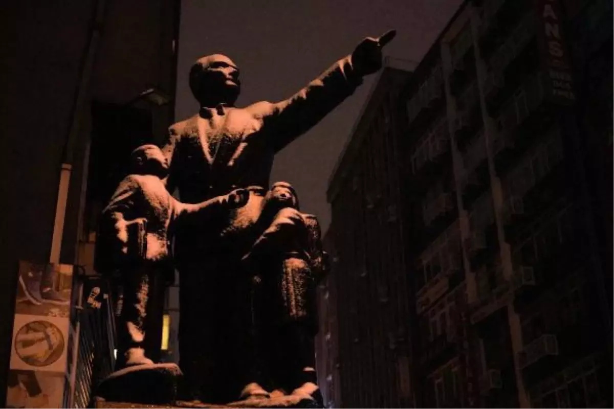 İstanbul'da sabah saatlerinde kar yağışı devam ediyor
