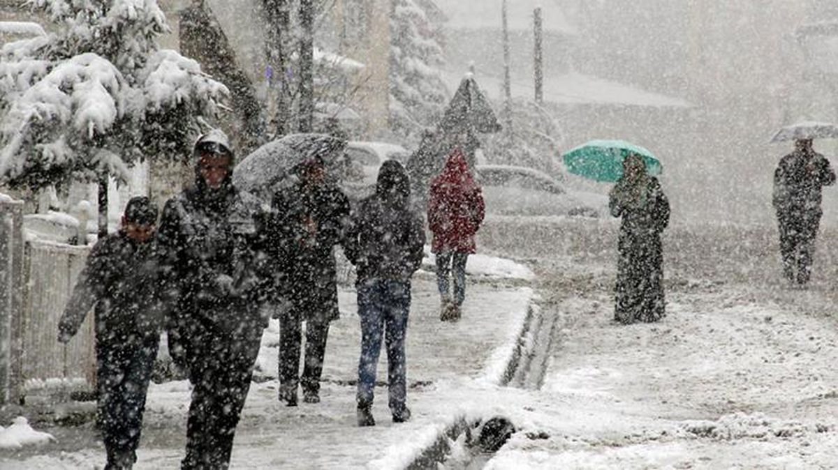 İstanbul pazar sabahına karla uyandı! Peki kar yağışı ne zamana kadar devam edecek?