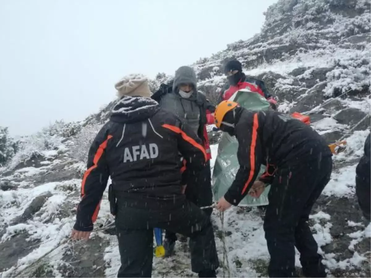 Kayalıklarda mahsur kalan genci, AFAD kurtardı
