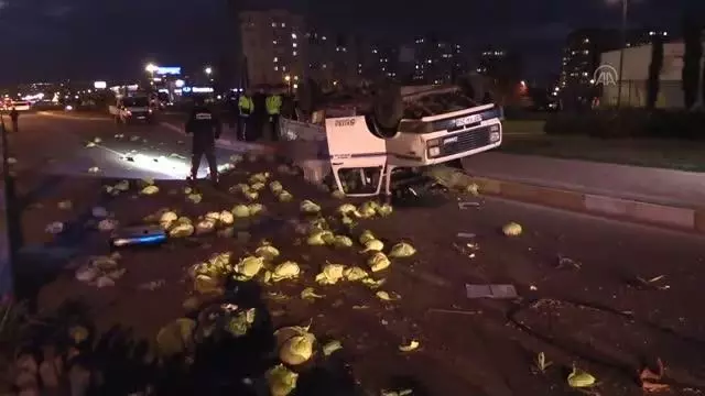 Kaza nedeniyle yola saçılan lahanaları polisler topladı Kaza nedeniyle yola saçılan lahanaları polisler topladı