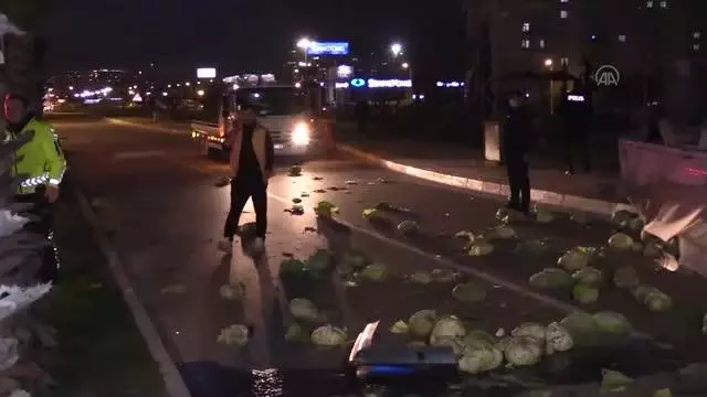 Kaza nedeniyle yola saçılan lahanaları polisler topladı Kaza nedeniyle yola saçılan lahanaları polisler topladı