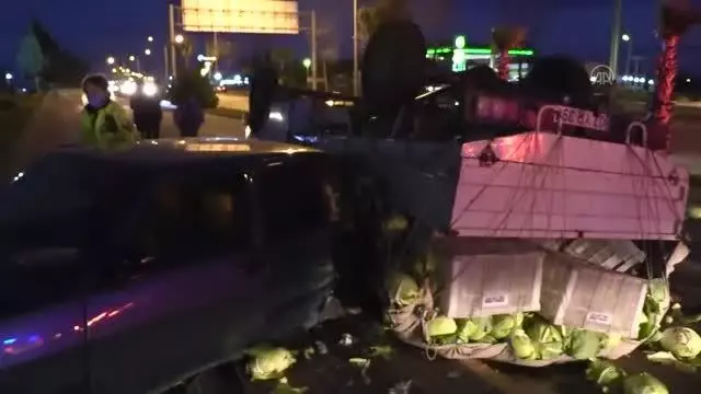 Kaza nedeniyle yola saçılan lahanaları polisler topladı Kaza nedeniyle yola saçılan lahanaları polisler topladı