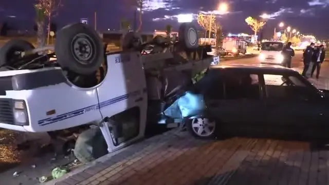 Kaza nedeniyle yola saçılan lahanaları polisler topladı Kaza nedeniyle yola saçılan lahanaları polisler topladı
