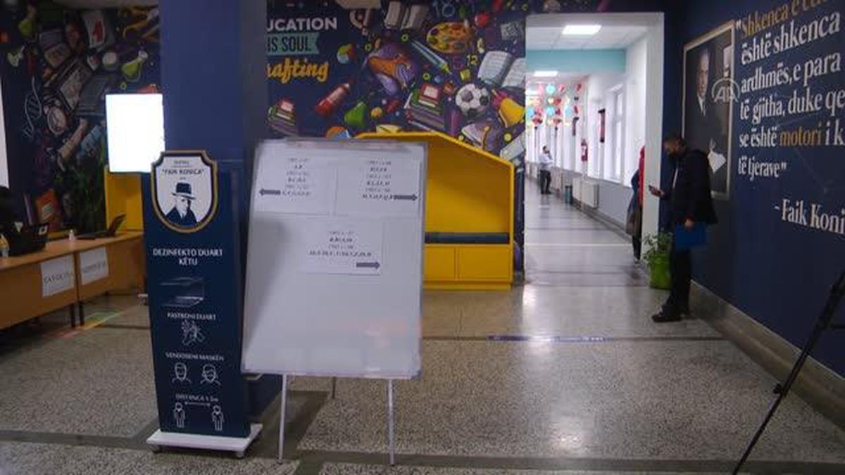 Kosova'da halk erken genel seçim için sandık başında (2)