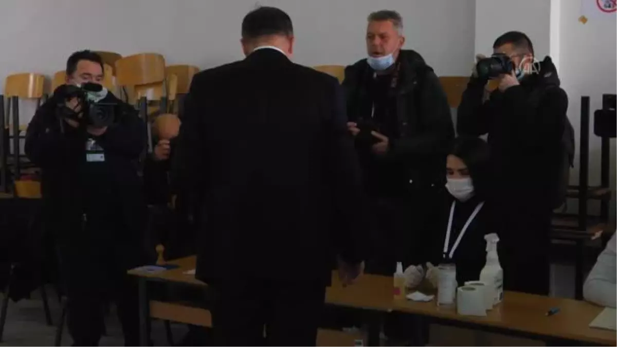 Kosova'da halk erken genel seçim için sandık başında (3)