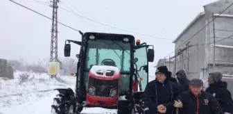 Köyde mahsur kalan yaşlı çifti, belediye ekipleri kurtardı