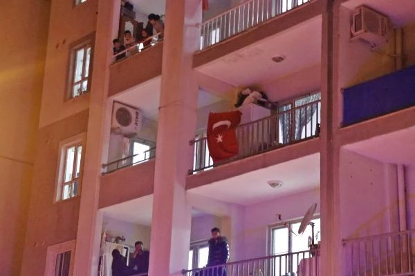 Mardin şehidinin baba evine dev Türk bayrağı asıldı