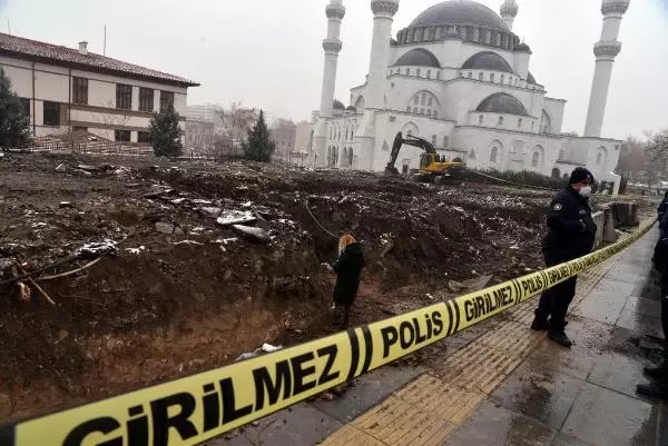 Ankara'da binanın temel kazısında kemik parçaları bulundu Ankara'da binanın temel kazısında kemik parçaları bulundu