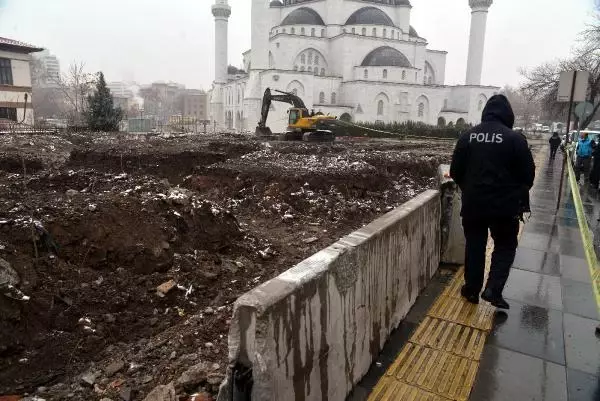 Ankara'da binanın temel kazısında kemik parçaları bulundu Ankara'da binanın temel kazısında kemik parçaları bulundu