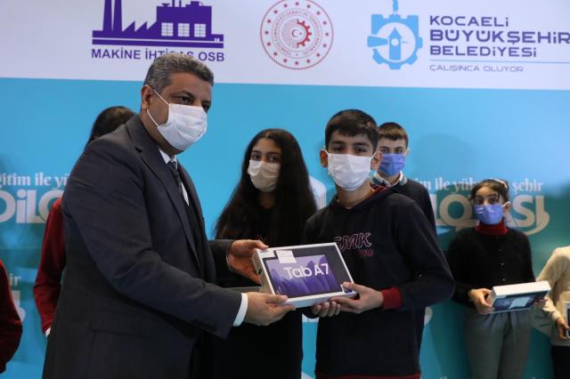 'Atom karınca' lakaplı belediye başkanı, ilçedeki 10 bin öğrenciye tablet dağıtımına başladı