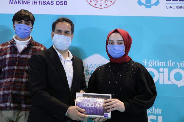 'Atom karınca' lakaplı belediye başkanı, ilçedeki 10 bin öğrenciye tablet dağıtımına başladı 'Atom karınca' lakaplı belediye başkanı, ilçedeki 10 bin öğrenciye tablet dağıtımına başladı