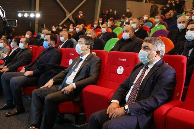 'Atom karınca' lakaplı belediye başkanı, ilçedeki 10 bin öğrenciye tablet dağıtımına başladı 'Atom karınca' lakaplı belediye başkanı, ilçedeki 10 bin öğrenciye tablet dağıtımına başladı