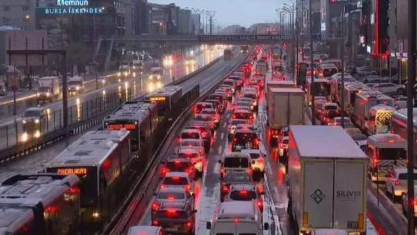Avcılar D-100'de akşam iş çıkışında trafik durma noktasına geldi Avcılar D-100'de akşam iş çıkışında trafik durma noktasına geldi
