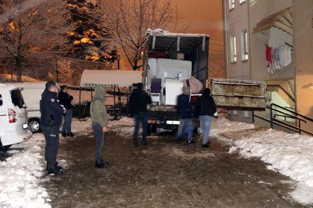 ayrilmak icin esyalarini almaya gelen sevgili 6 13929423 o