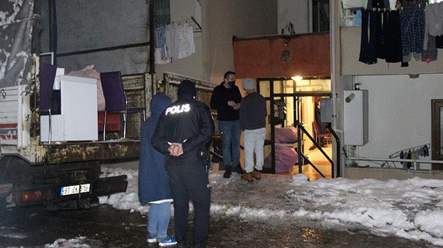 ayrilmak icin esyalarini almaya gelen sevgilisini 13929423 3417 o