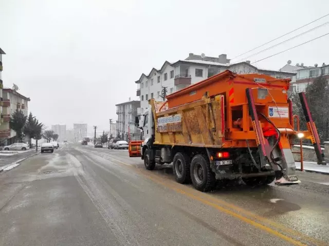 Başkent'te kar teyakkuzu: Ekipler 7/24 sahada, çalışmalar canlı yayında Başkent'te kar teyakkuzu: Ekipler 7/24 sahada, çalışmalar canlı yayında