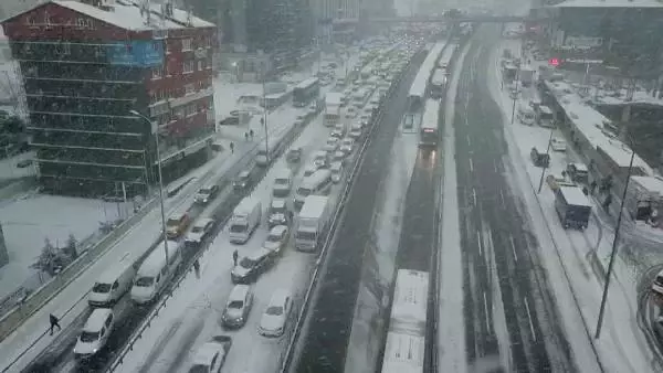 Beylikdüzü'nde aniden bastıran kar metrobüs seferlerini durdurdu (1) Beylikdüzü'nde aniden bastıran kar metrobüs seferlerini durdurdu (1)