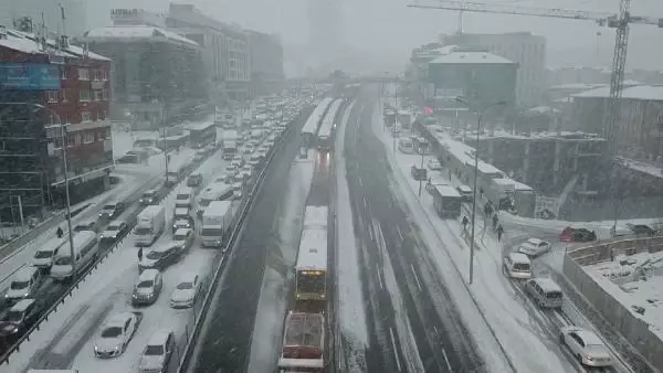 Beylikdüzü'nde aniden bastıran kar metrobüs seferlerini durdurdu (1) Beylikdüzü'nde aniden bastıran kar metrobüs seferlerini durdurdu (1)