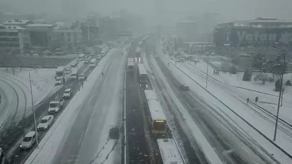 Beylikdüzü'nde aniden bastıran kar metrobüs seferlerini durdurdu (1) Beylikdüzü'nde aniden bastıran kar metrobüs seferlerini durdurdu (1)