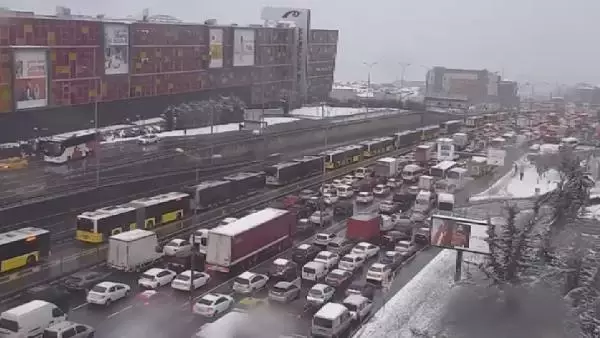 Beylikdüzü'nde aniden bastıran kar metrobüs seferlerini durdurdu (1) Beylikdüzü'nde aniden bastıran kar metrobüs seferlerini durdurdu (1)