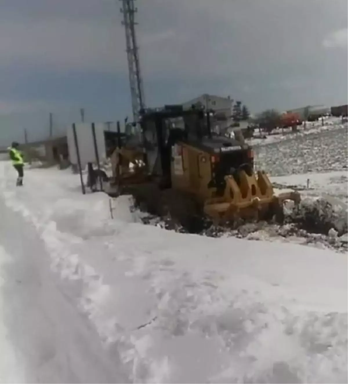 Çanakkale'de greyderi kurtarma çalışmasında traktörler de kara saplandı