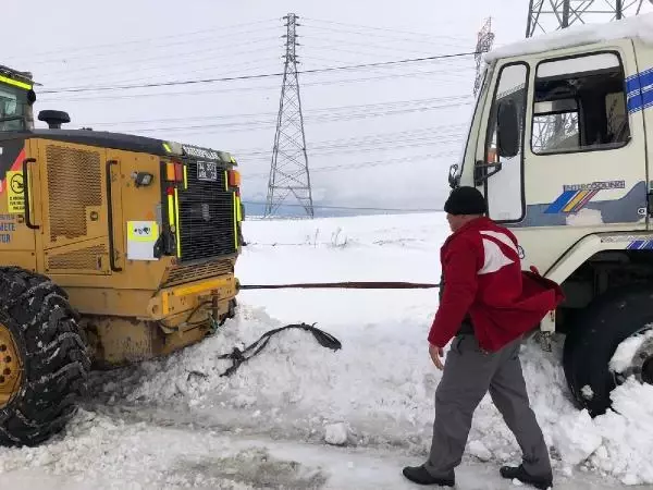 Çatalca'da kara saplanan kamyon kar küreme aracına bağlanan halatla kurtarıldı Çatalca'da kara saplanan kamyon kar küreme aracına bağlanan halatla kurtarıldı