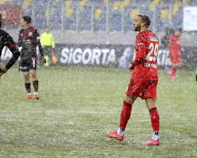 Cenk Tosun returned to Beşiktaş with 2 goals Cenk Tosun returned to Beşiktaş with 2 goals
