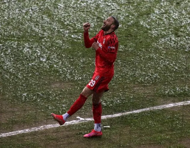 Cenk Tosun returned to Beşiktaş with 2 goals Cenk Tosun returned to Beşiktaş with 2 goals
