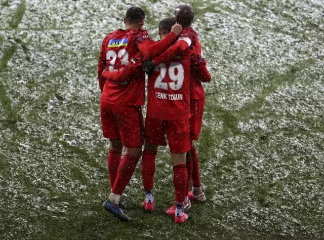 Cenk Tosun returned to Beşiktaş with 2 goals Cenk Tosun returned to Beşiktaş with 2 goals