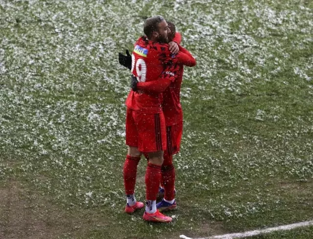Cenk Tosun returned to Beşiktaş with 2 goals Cenk Tosun returned to Beşiktaş with 2 goals