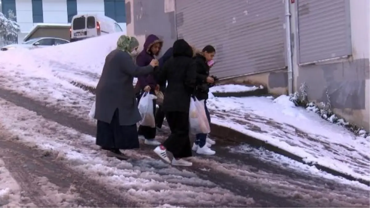 Esenyurt'ta kar sürücü ve yayalara zor anlar yaşattı