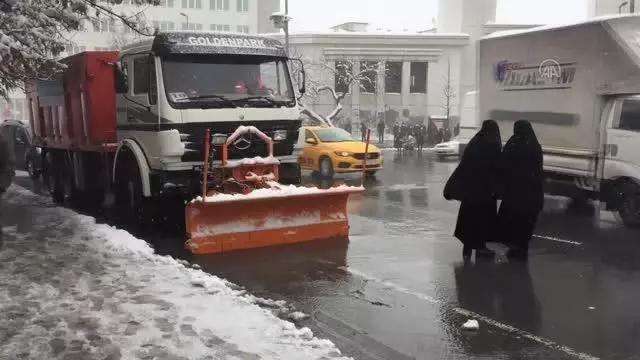 Esenyurt'ta karla mücadele devam ediyor Esenyurt'ta karla mücadele devam ediyor