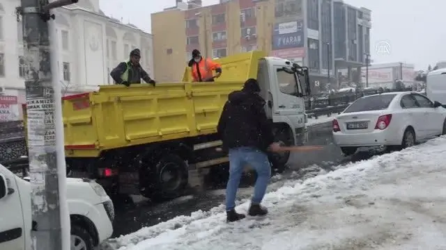Esenyurt'ta karla mücadele devam ediyor Esenyurt'ta karla mücadele devam ediyor