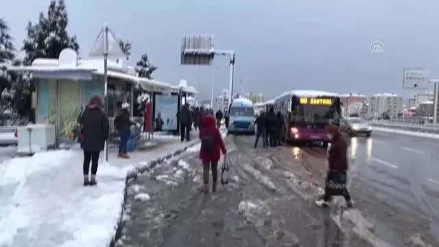 Haftaya karla başlayan İstanbul'da trafik sakin seyrediyor Haftaya karla başlayan İstanbul'da trafik sakin seyrediyor