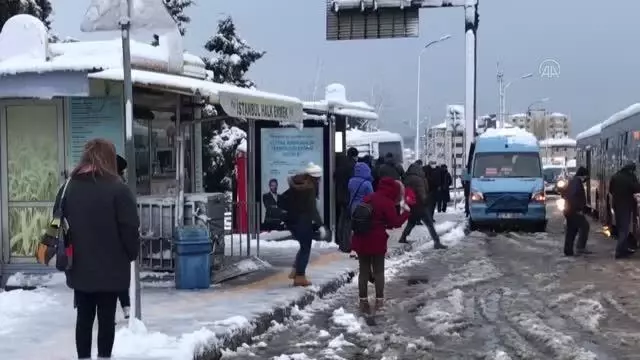 Haftaya karla başlayan İstanbul'da trafik sakin seyrediyor Haftaya karla başlayan İstanbul'da trafik sakin seyrediyor